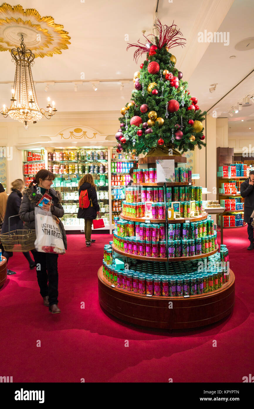 People shopping per il Natale a Fortnum & Mason, London, Regno Unito Foto Stock