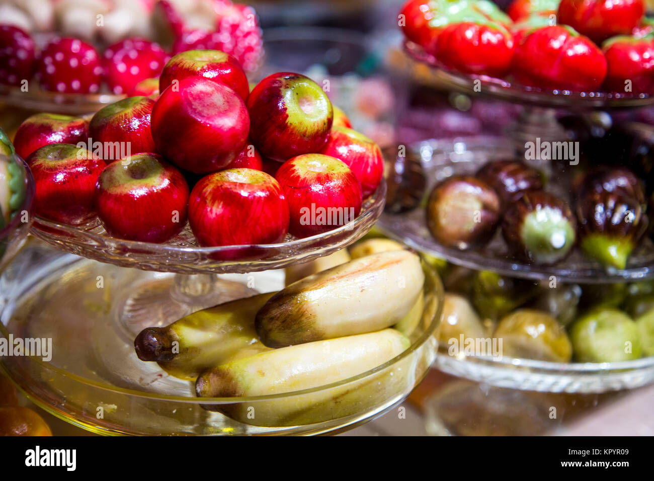 Il marzapane frutta su shop display (Fortnum & Mason, Londra, Regno Unito) Foto Stock