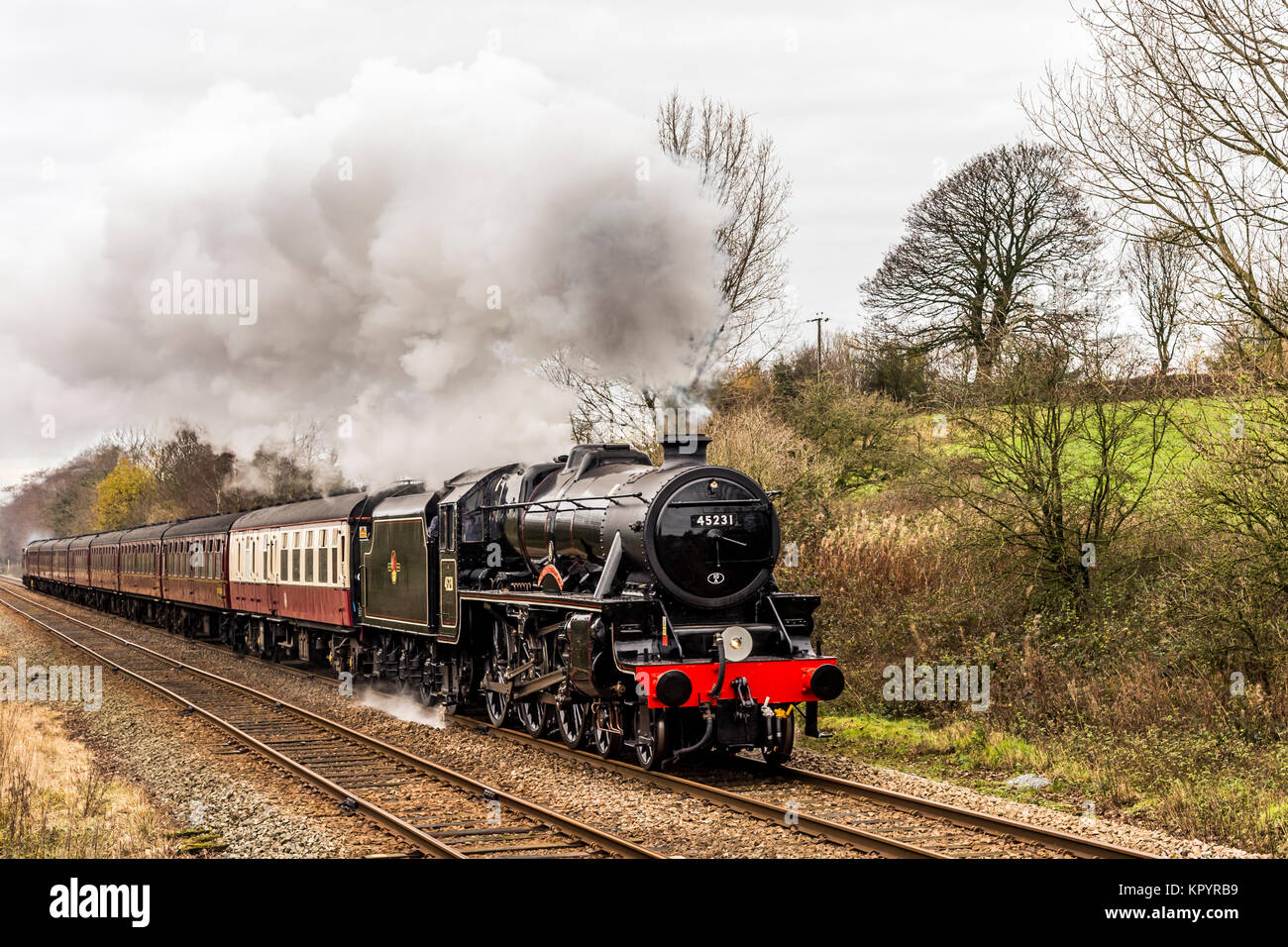 Ricreative treno a vapore che viene tirata da LMS Giubileo classe 6P, 4-6-0, 45231, Sherwood Forester passando attraverso le Yorkshire Dales vicino Bentham Foto Stock