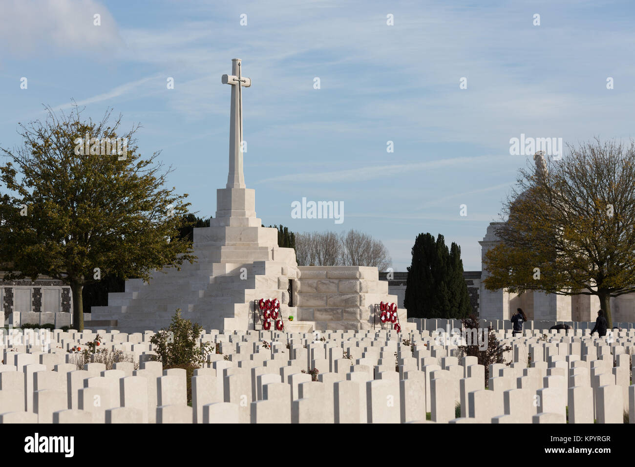 Grabsteine auf dem Tyne Cot Soldatenfriedhof in Zonnebeke, Belgien. Foto Stock