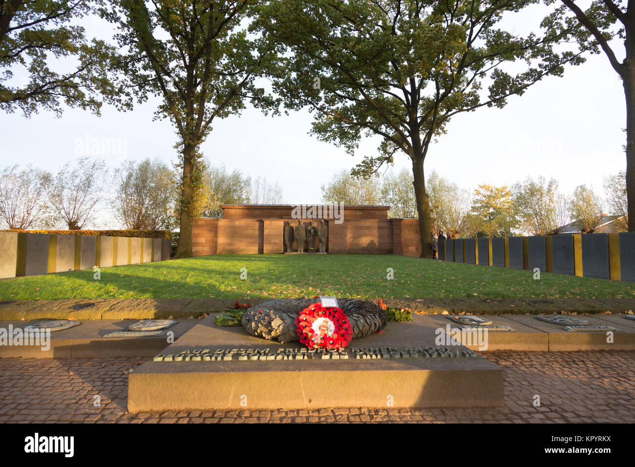 Statua di 'Mourning soldato' da Emil Krieger sul cimitero militare Langemark, Fiandre Occidentali, Belgio. Foto Stock