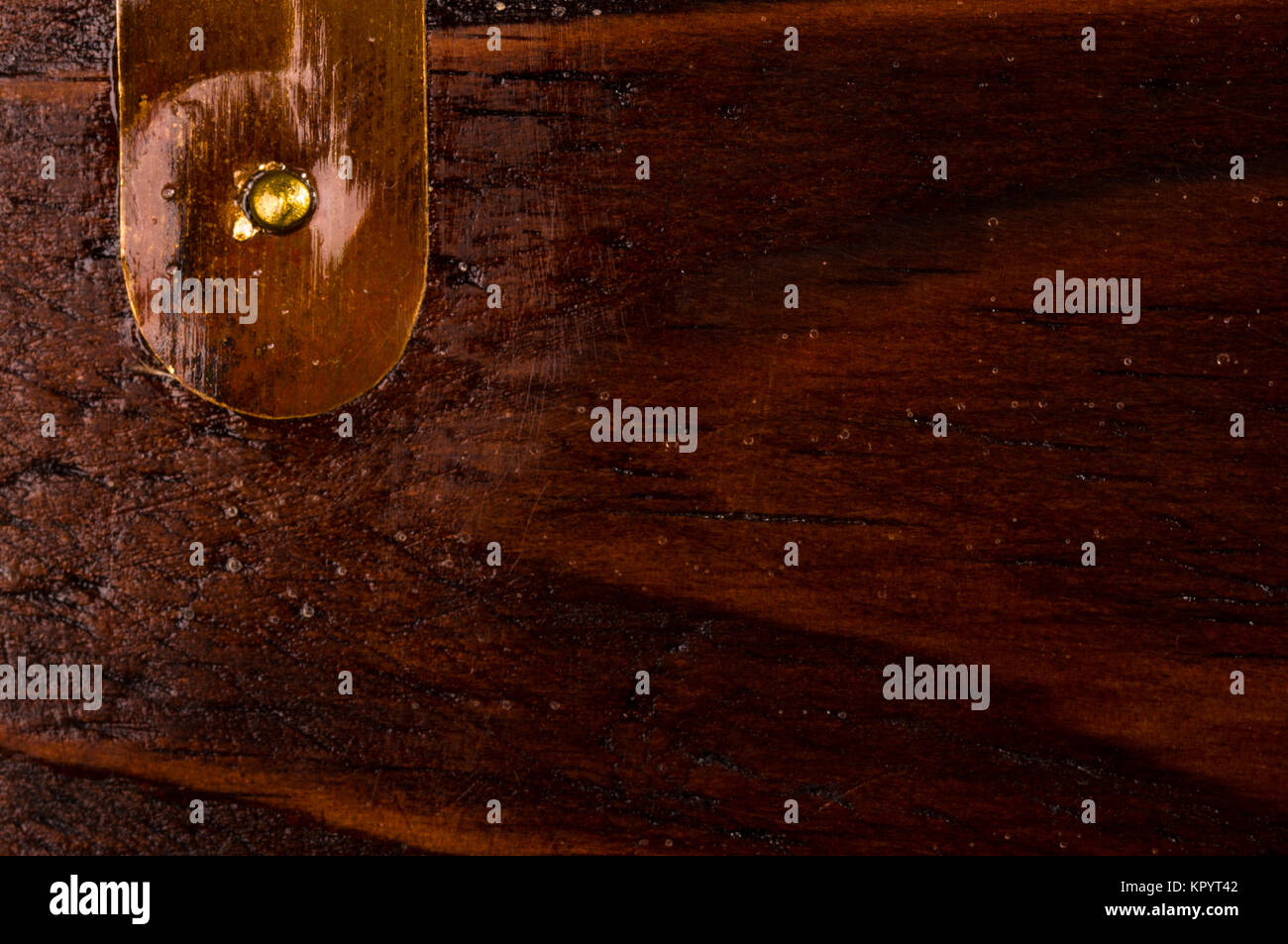 Texture weathered scuri in legno di teak, con dettagli in rame, close up Foto Stock