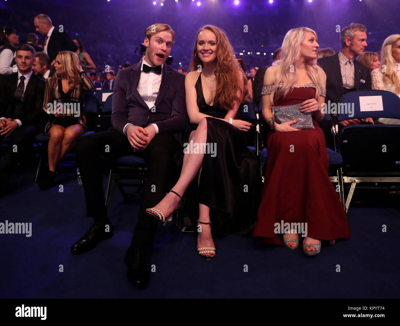 Jonnie Peacock (sinistra) partner Sally Brown (centro) e Elise Christie durante la BBC Sports personalità dell'anno 2017 a Liverpool Echo Arena. Foto Stock