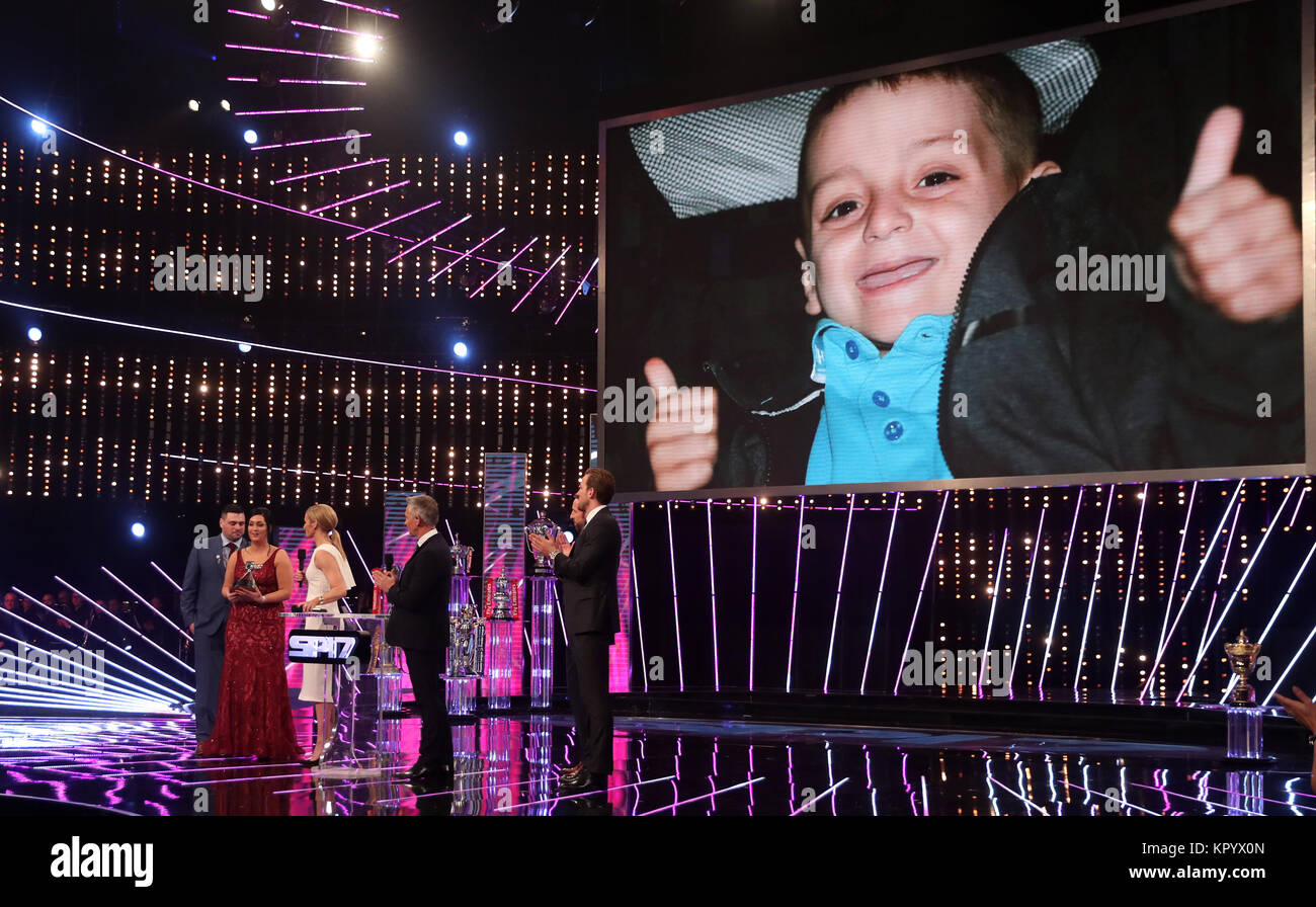 Bradley Lowrey genitori Carl Gemma e ricevere l'Helen Rollaston award per il suo nome dall'Inghilterra allenatore Gareth Southgate e inoltrare Harry Kane durante la BBC Sports personalità dell'anno 2017 a Liverpool Echo Arena. Foto Stock