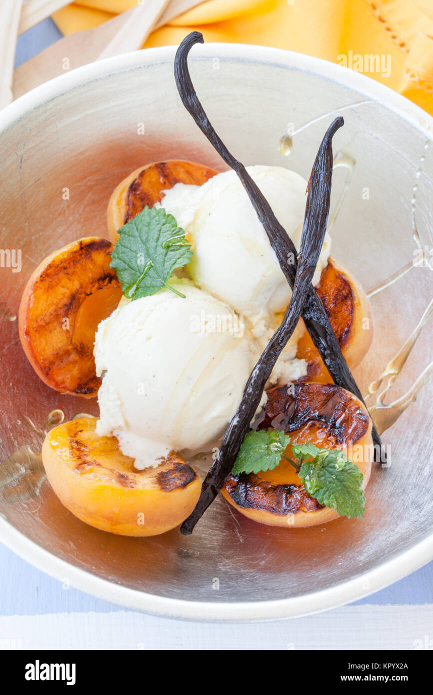 Nettarine grigliate con gelato Foto Stock