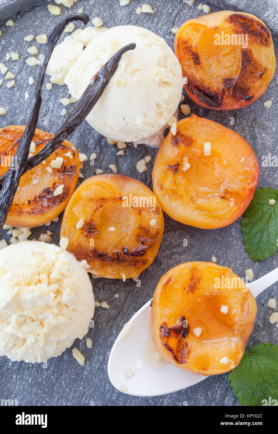 Nettarine grigliate con gelato Foto Stock