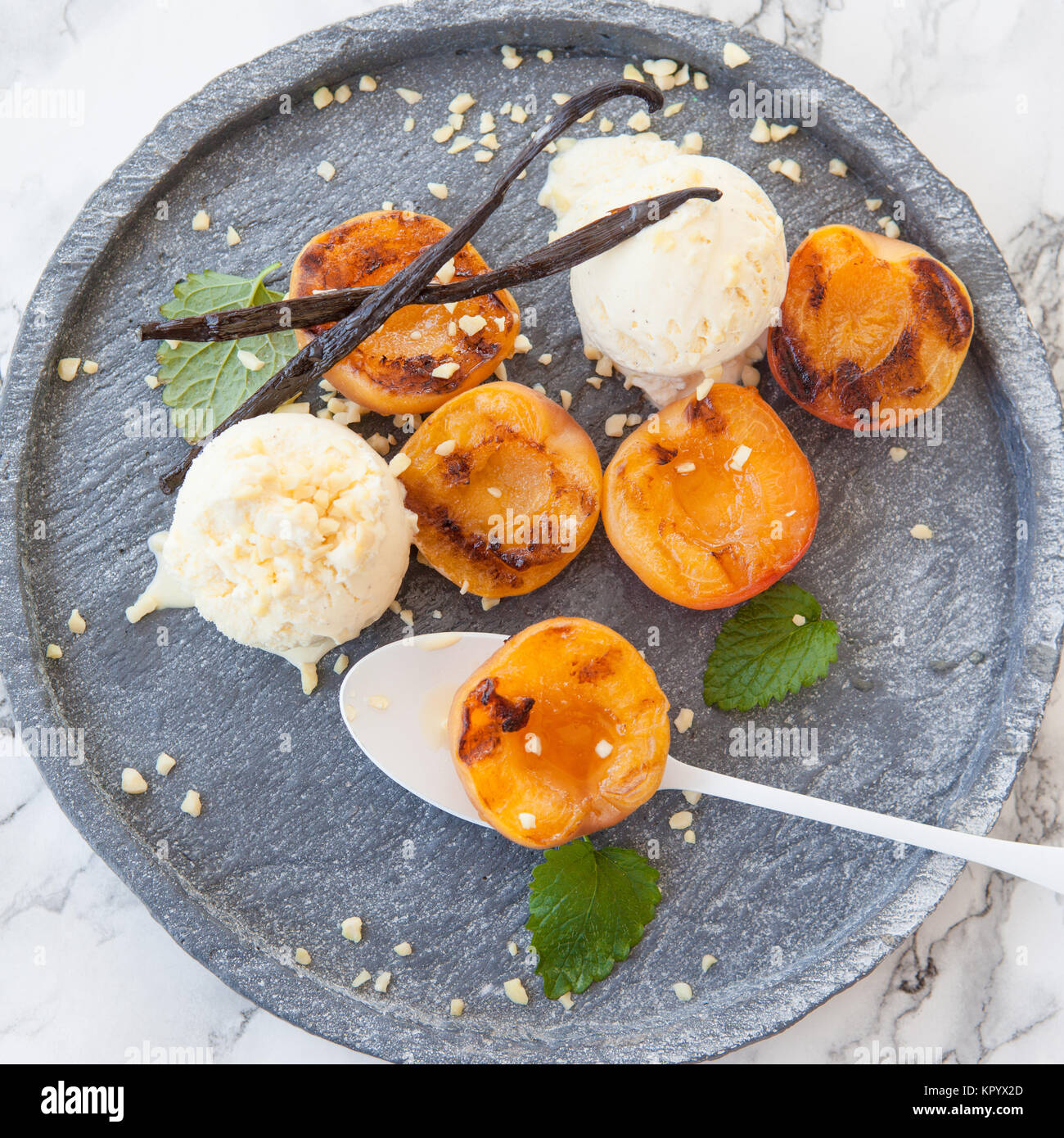 Nettarine grigliate con gelato Foto Stock