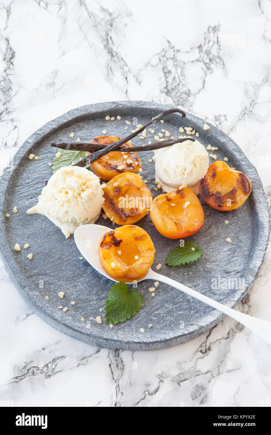 Nettarine grigliate con gelato Foto Stock