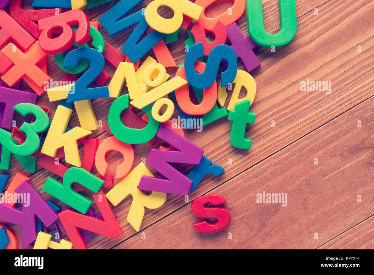 Giocattolo colorati magneti su sfondo di legno. Foto Stock