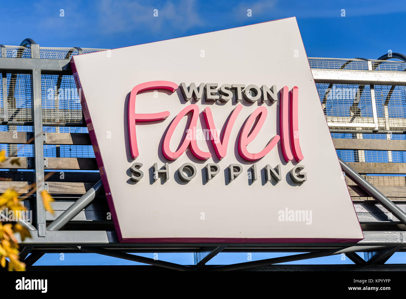 Northampton, Regno Unito - Oct 25, 2017: vista Giorno di Weston Favell Shopping logo. Foto Stock