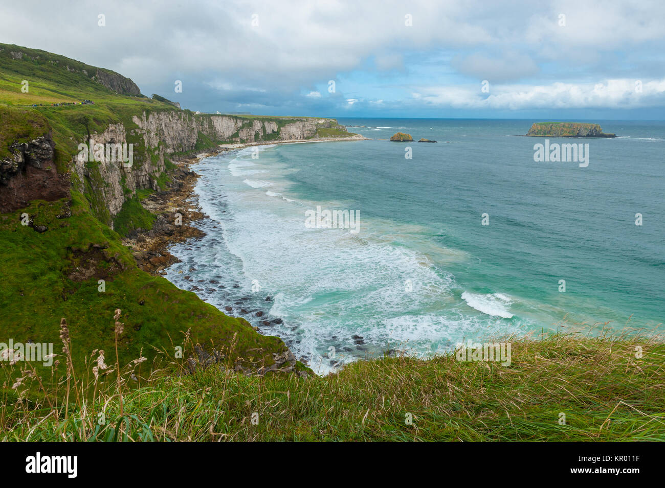Vista della costa irlandese con alte scogliere e oceano a Carrick-a-Rede passeggiata costiera Ballycastle, Irlanda del Nord, Regno Unito Foto Stock