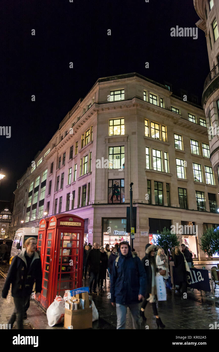 Occupato di Regent street e le luci di Natale, Londra. Foto Stock