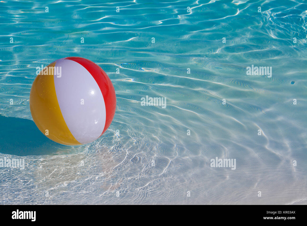 Gonfiabile a sfere colorate galleggianti in una piscina Foto Stock