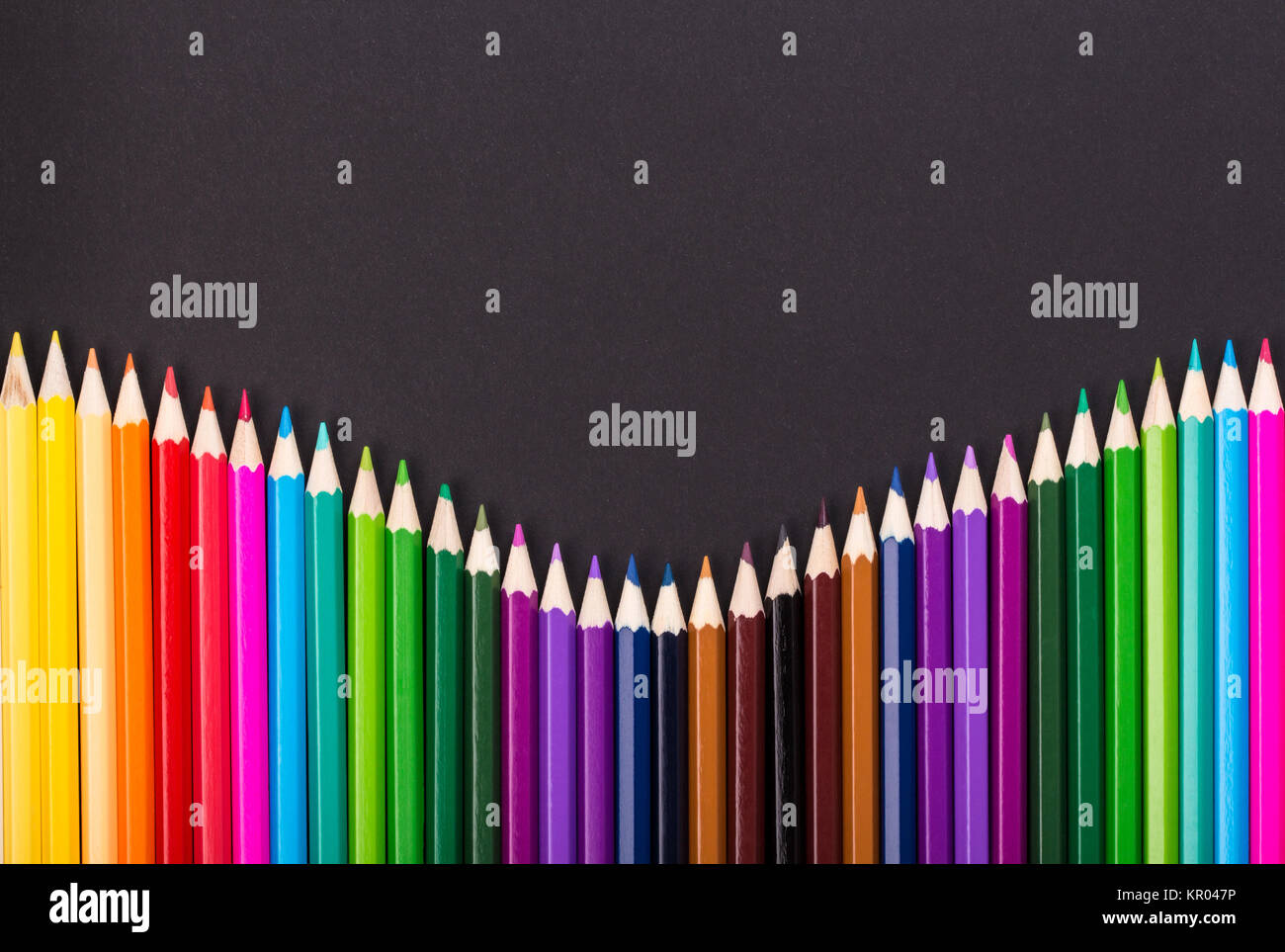 Matite di colore disposizione su nero Foto Stock