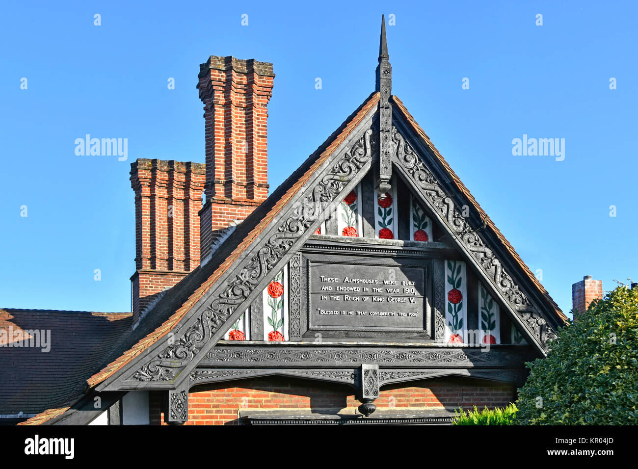 Elaborare ornamentali intaglio del legno & decorazione sul frontone bargeboard a Elizabethan stile Giacobino bungalow costruiti gli ospizi di carità 1910 Brentwood Essex REGNO UNITO Foto Stock