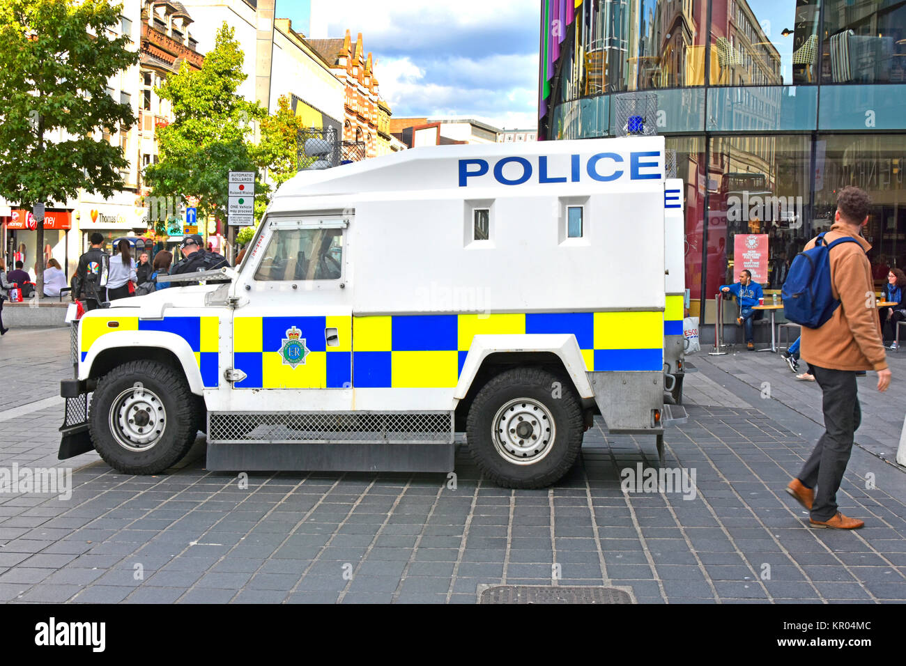 Merseyside polizia polizia armati di fronte Ovik Pangolin blindato di ordine pubblico veicoli parcheggiati in centro città di Liverpool in Lord Street England Regno Unito Foto Stock