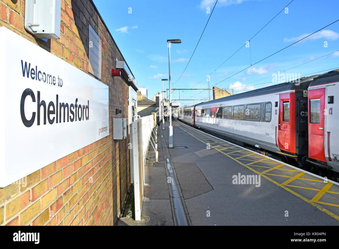 Benvenuto a Chelmsford segno sul centro città stazione ferroviaria piattaforma di partenza maggiore Anglia intercity express treno passeggeri si diparte a Norwich Regno Unito Foto Stock