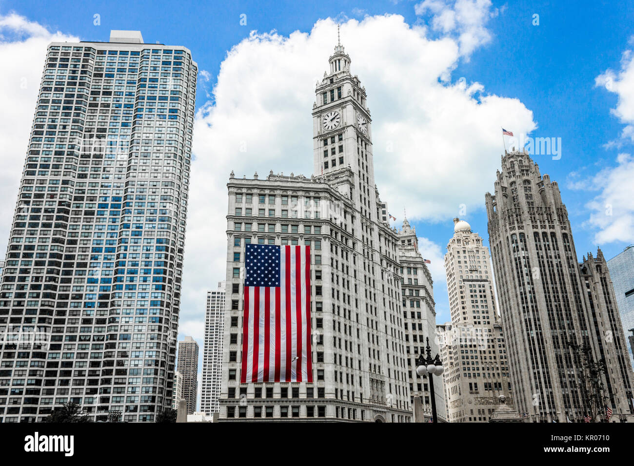 Fiume Plaza, Wrigley Building con grande bandiera americana, e Tribune Tower. Chicago, Illinois Foto Stock