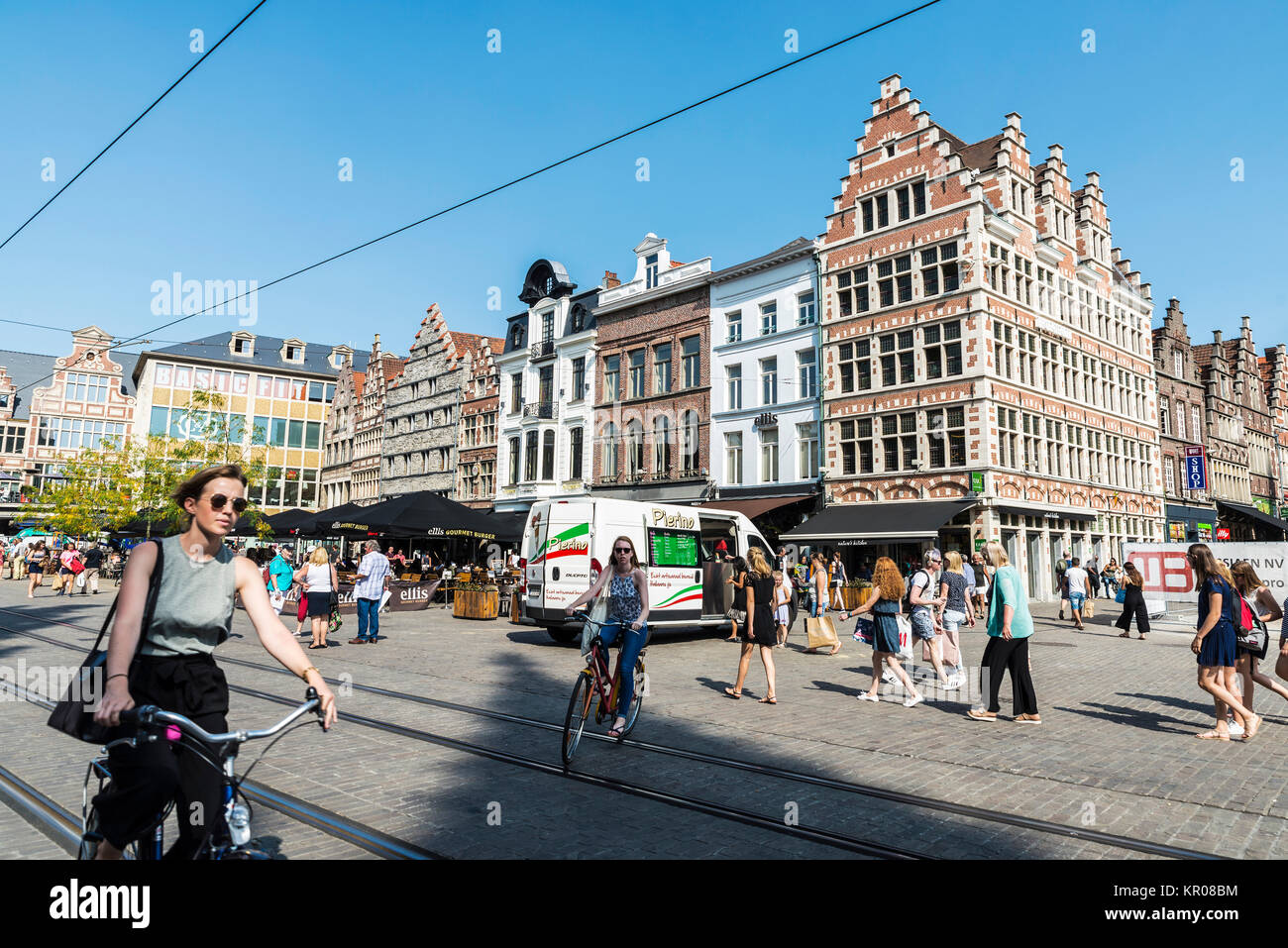 Ghent, Belgio - 29 agosto 2017: Le donne sulle biciclette circolante e gente che passeggia in un antico centro storico della città medievale di Gent, Belgio Foto Stock