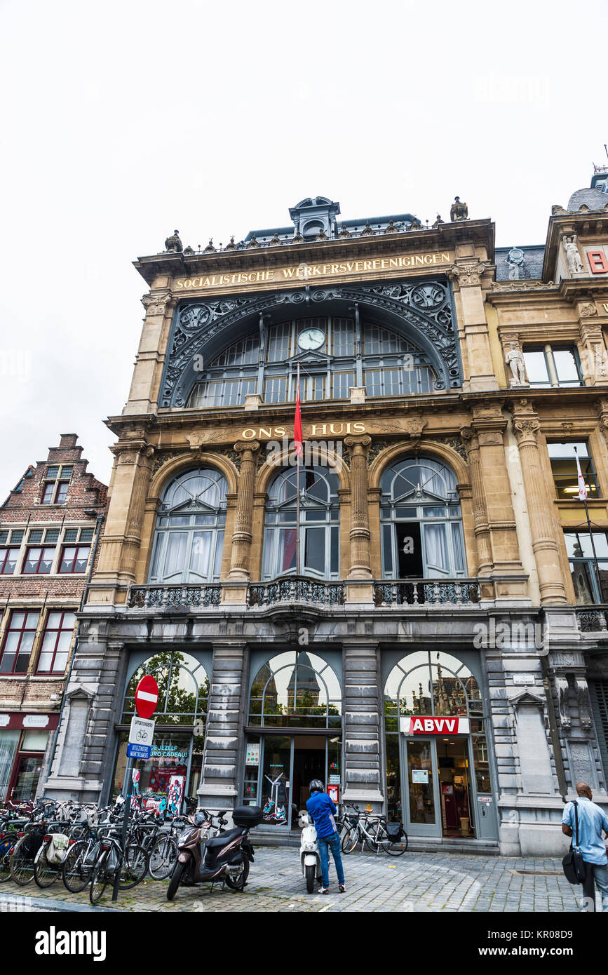 Ghent, Belgio - 30 agosto 2017: Street con i vecchi edifici storici e la gente a piedi nel villaggio medievale di Gent, Belgio Foto Stock