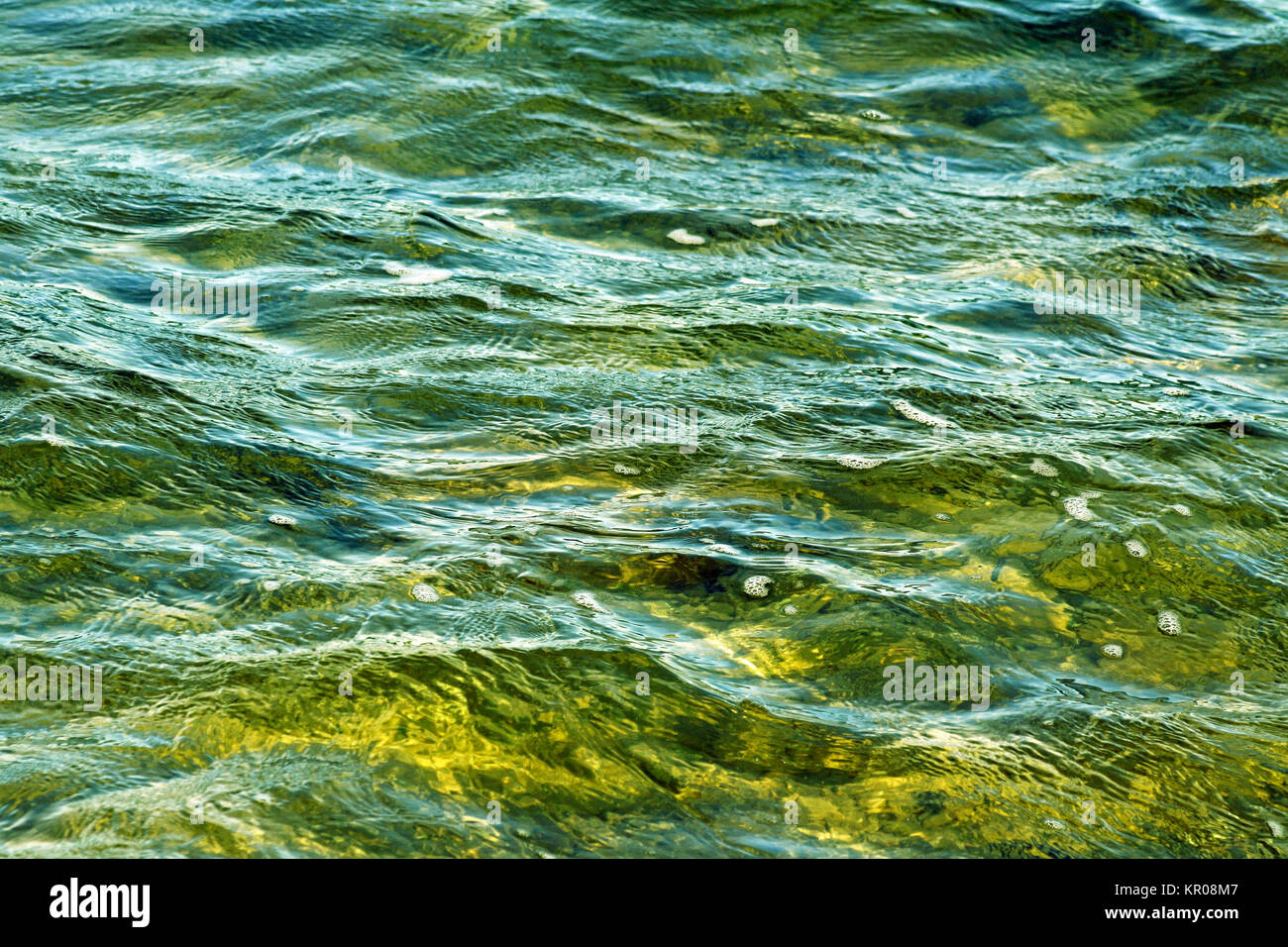Belle acque verde smeraldo con morbide ondulazioni sulla superficie Foto Stock