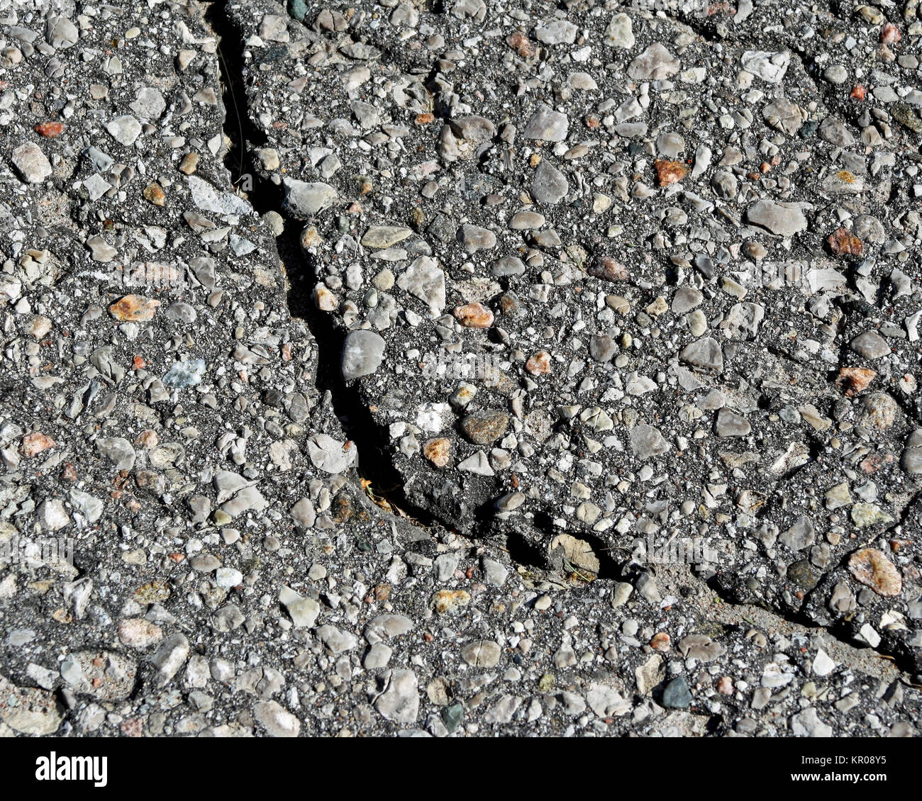 Pavimentato superficie di asfalto con enorme crack Foto Stock