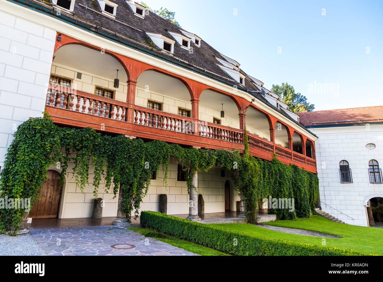 Il castello di Ambras (Schloss Ambras), un castello rinascimentale e palazzo situato nelle colline sopra Innsbruck, Austria Foto Stock
