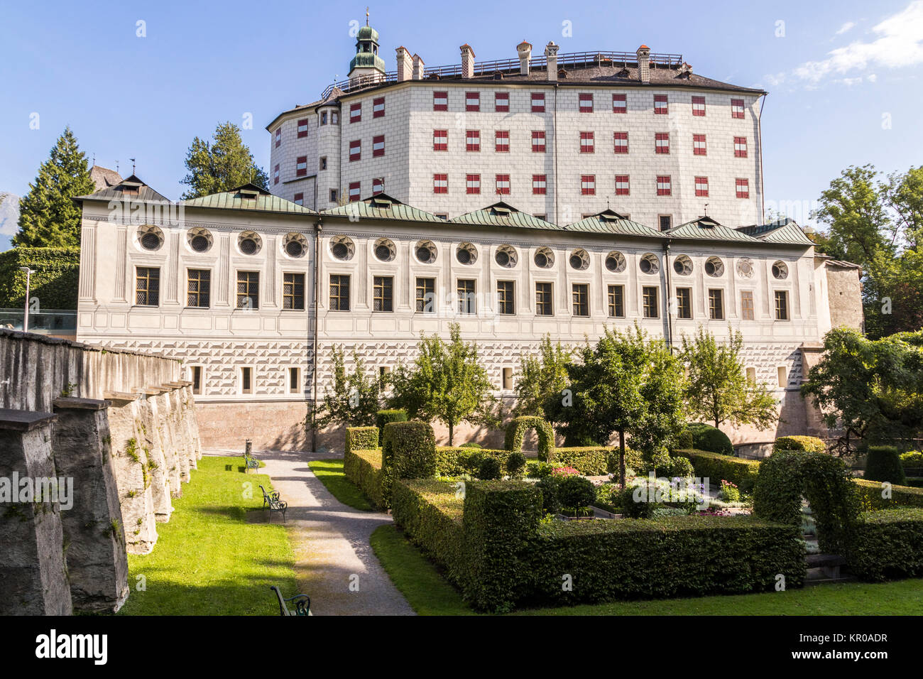 Il castello di Ambras (Schloss Ambras), un castello rinascimentale e palazzo situato nelle colline sopra Innsbruck, Austria Foto Stock