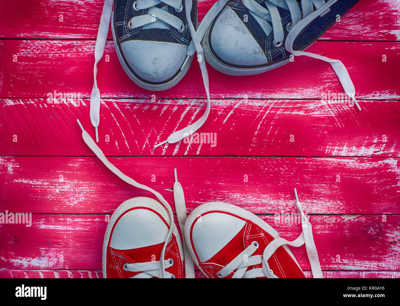 Due paia di scarpe da ginnastica su un sfondo rosa Foto stock - Alamy