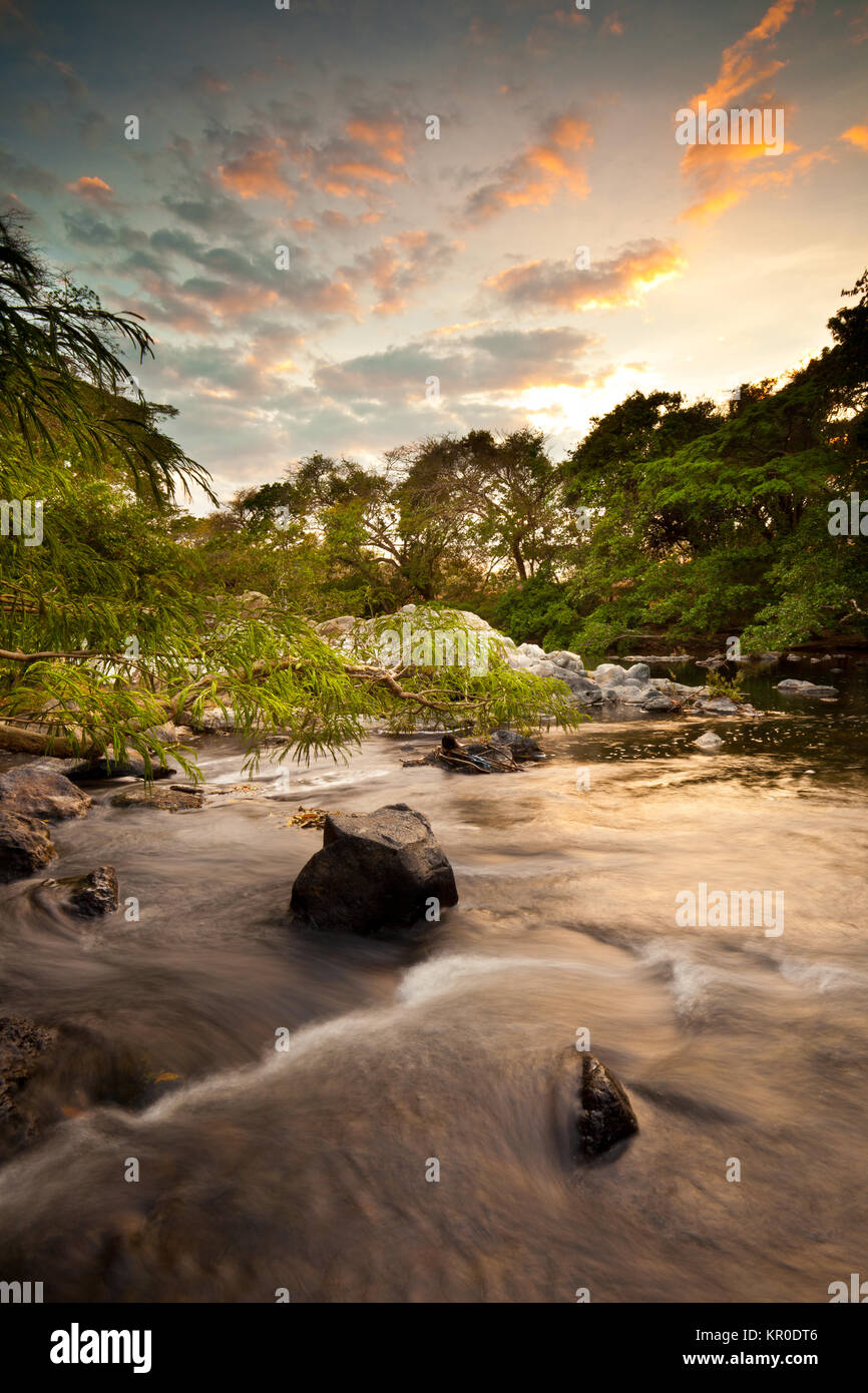 Il paesaggio del fiume Panama e il cielo colorato al tramonto a Rio Colle del sur, provincia di Colle, Repubblica di Panama, America Centrale Foto Stock