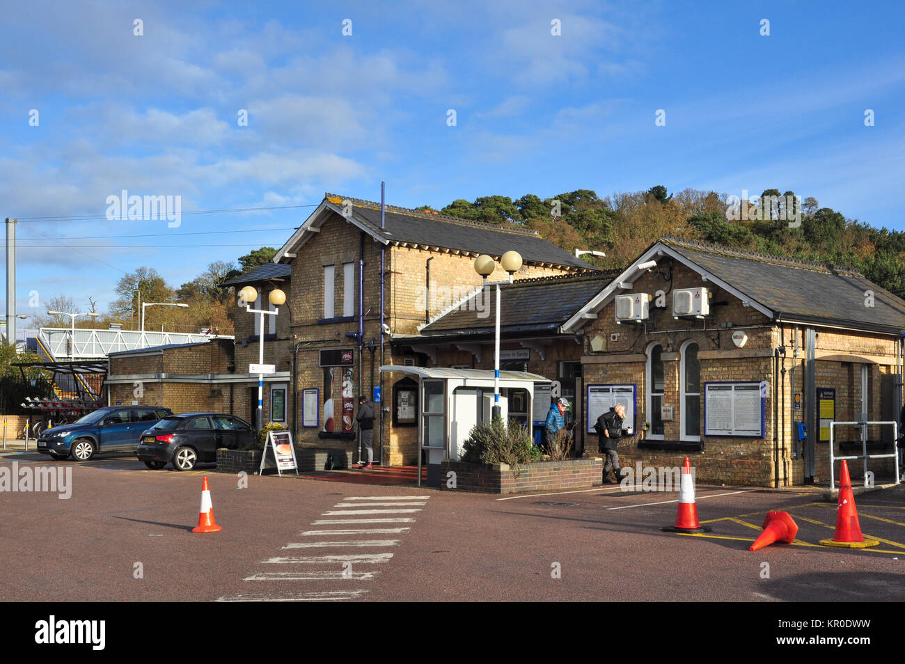 Stazione ferroviaria di edifici e parcheggio, Sandy, Bedfordshire, England, Regno Unito Foto Stock