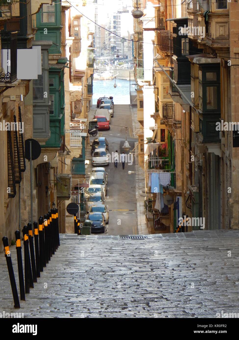 Strette,strada ripida con ciottoli a La Valletta, Malta, il porto Foto Stock