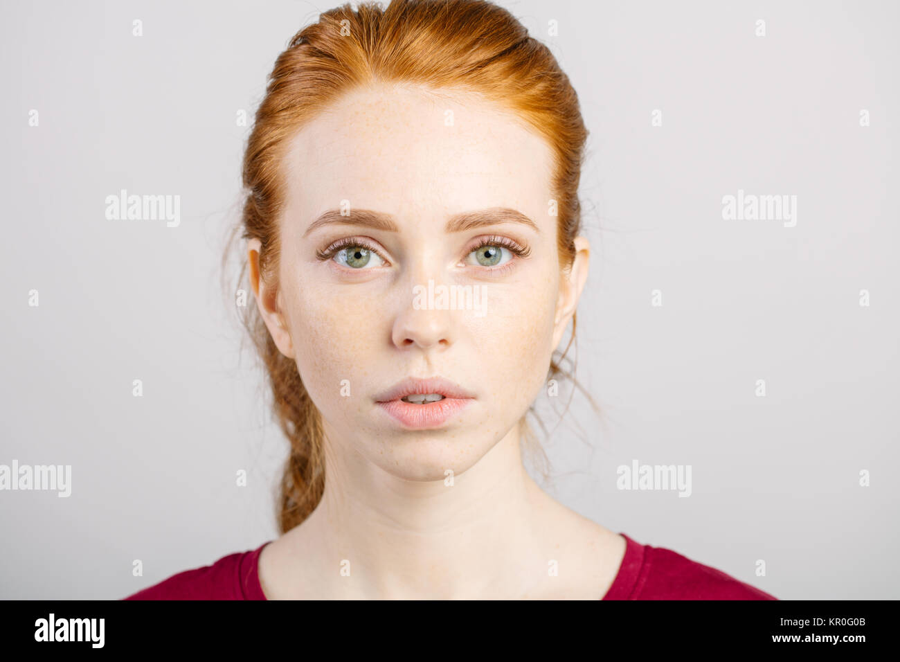 Giovane e bella ragazza redhead con pulizia viso fresco e folle emozioni close up Foto Stock