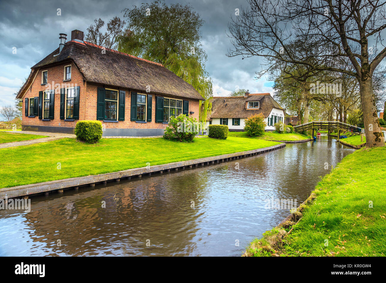 Il villaggio di primavera paesaggio, sorprendente e tradizionale villaggio olandese con ponti in legno e canali di acqua, Giethoorn, Paesi Bassi, Europa Foto Stock