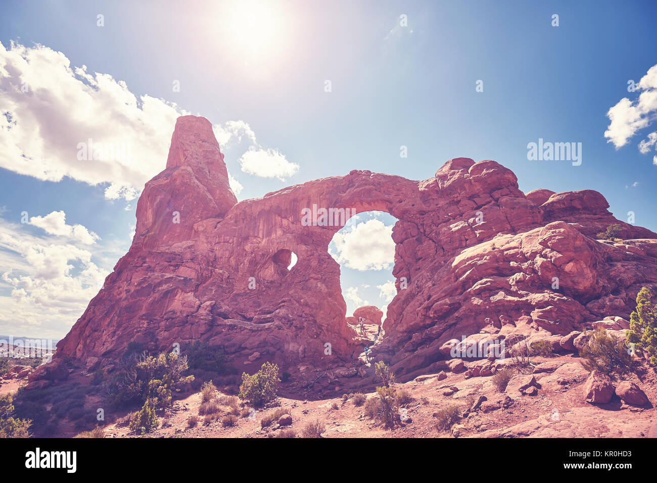 La torretta Arch nel Parco Nazionale Arches, dai toni di colore immagine, Utah, Stati Uniti d'America. Foto Stock
