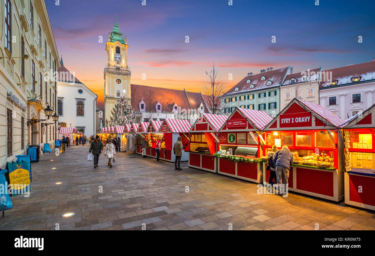Mercatino di Natale di Bratislava Piazza principale al tramonto, Slovacchia  Foto stock - Alamy