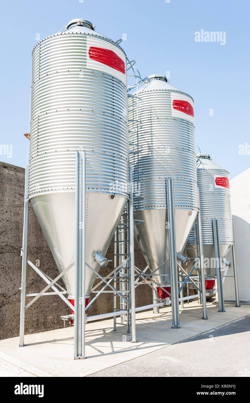 Silos di acciaio per la farina Foto stock - Alamy