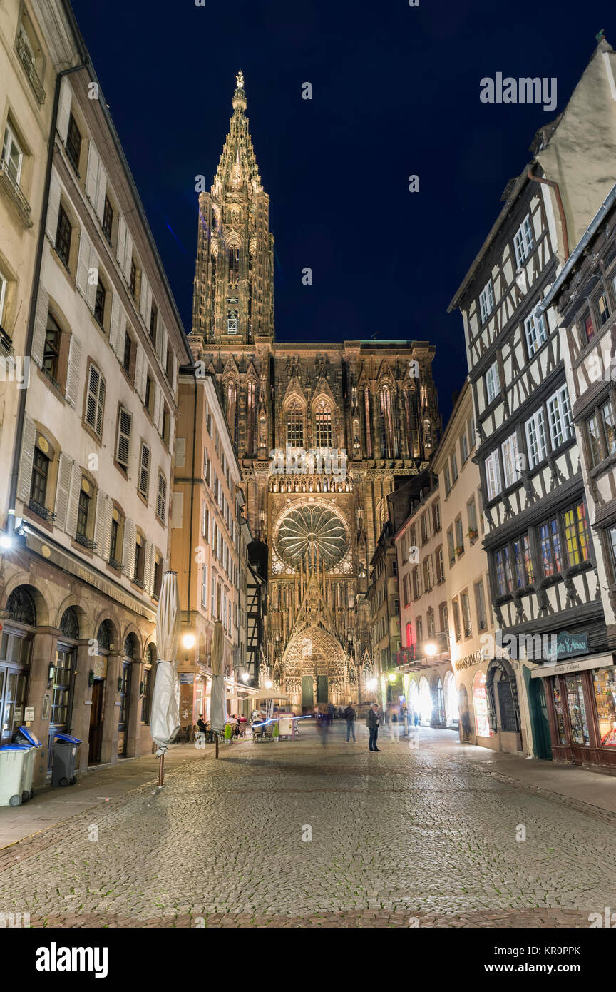 Cattedrale di Notre-dame di notte, Strasburgo, Alsazia, dipartimento del Bas-Rhin, Francia Foto Stock