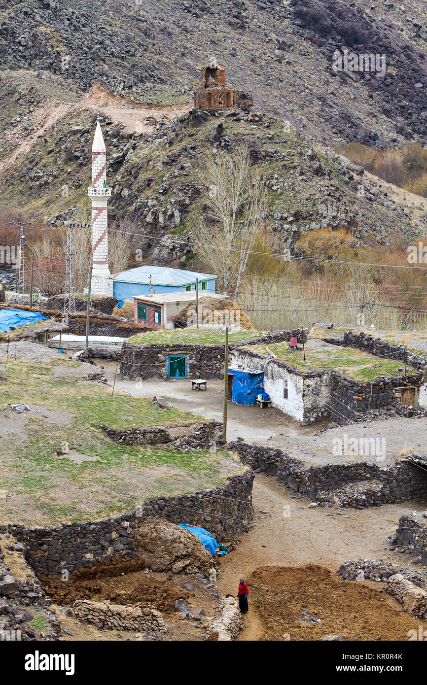 Vista sul villaggio Kilittas sul confine tra Turchia e Armenia. La moschea in Turchia e le rovine di una chiesa in Armenia sono visti. Foto Stock