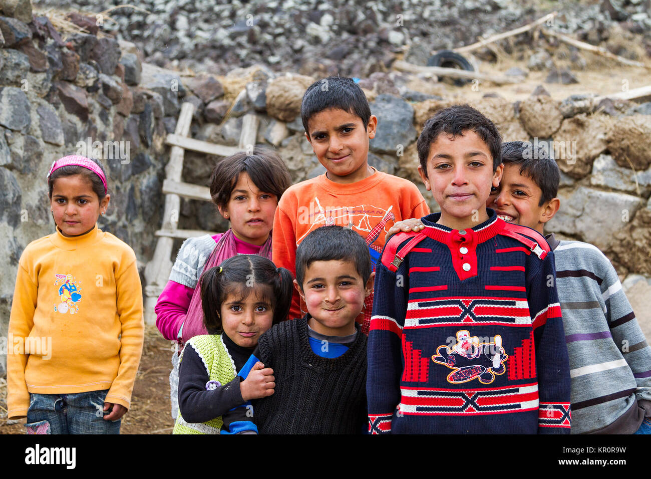 I bambini del villaggio vicino alla città di Kars, in Turchia, cercando e posa. Foto Stock