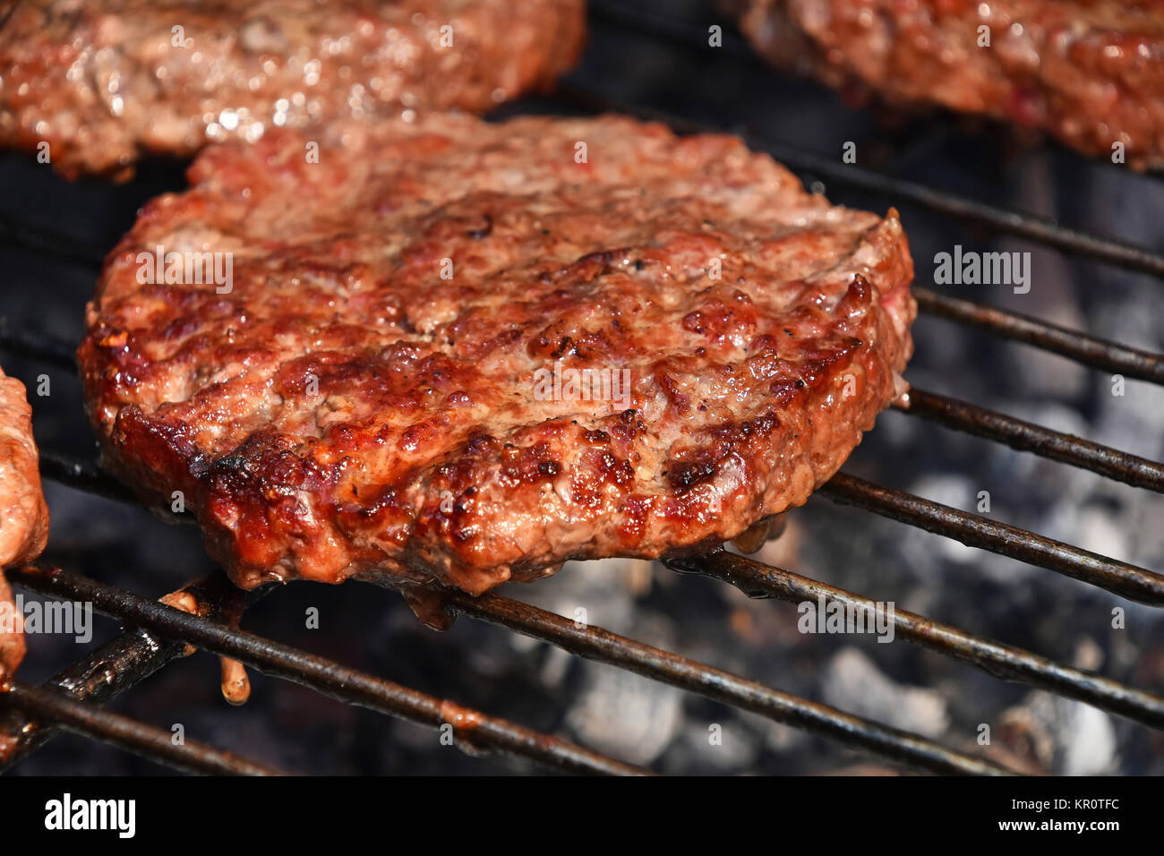 Hamburger di carne per hamburger alla griglia su grill Foto Stock