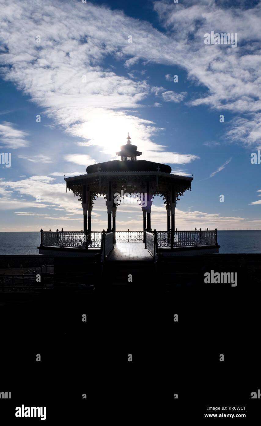 Brighton victorian bandstand silhoutted nero da sun dietro di esso, drammatica del bianco e del blu cielo nuvoloso, nero primo piano, architettura vittoriana, recentemente ren Foto Stock