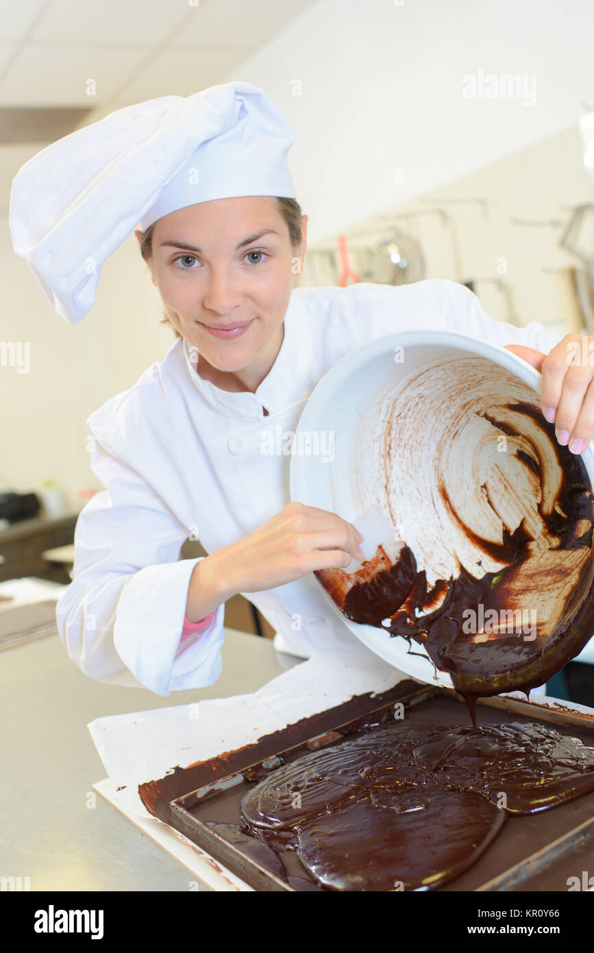 Lo Chef raschiatura miscela di cioccolato in teglia da forno Foto Stock
