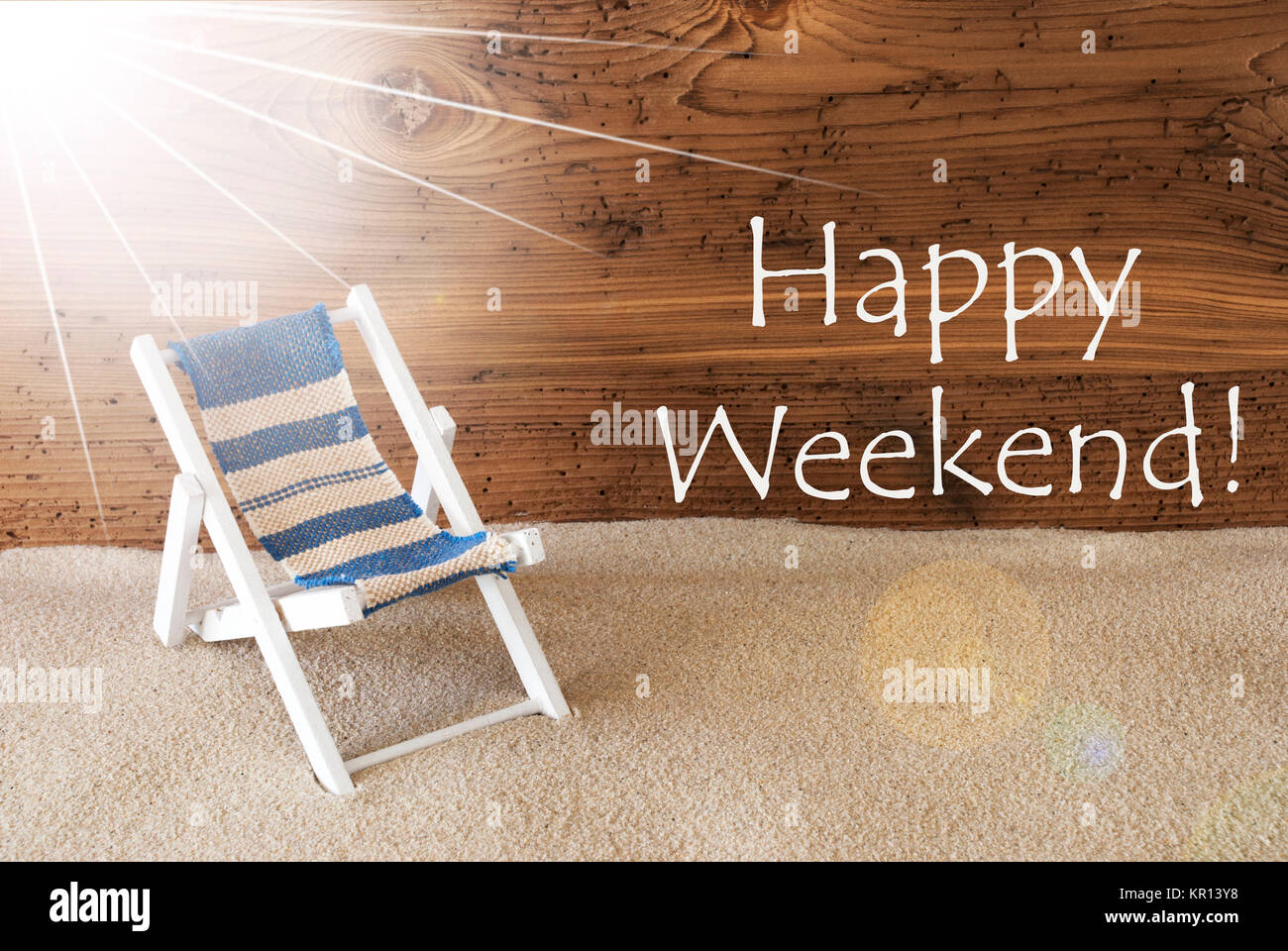 Sunny Estate biglietto di auguri con sabbia e maturato sullo sfondo di legno. Testo inglese Happy Weekend. Sedia a sdraio per vacanza o sensazione di vacanza. Foto Stock