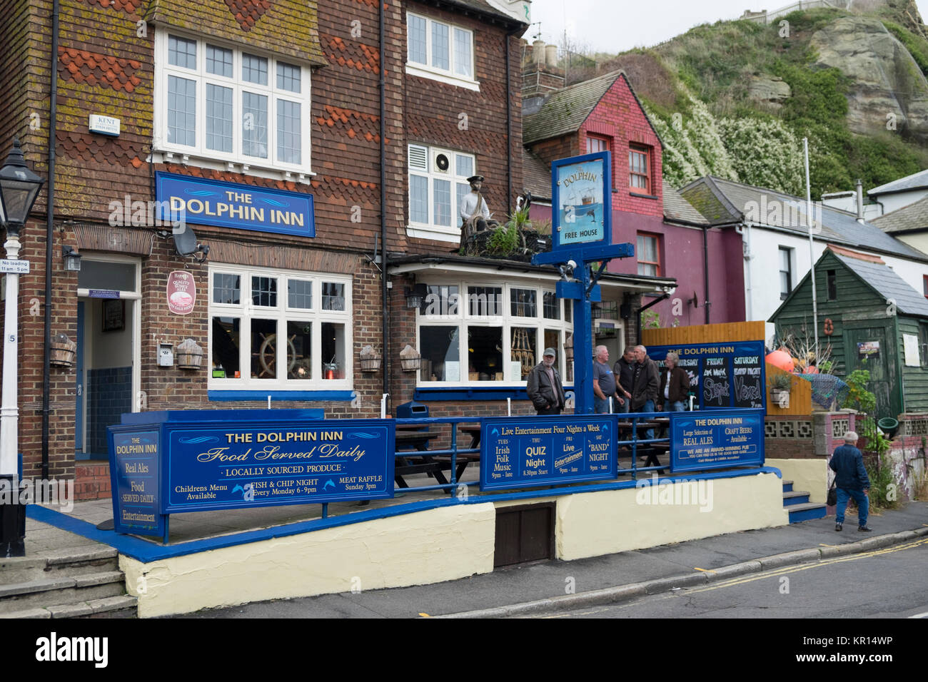 Il Dolphin Inn con persone in piedi fuori e parlare nella città vecchia di Hastings, sussex est, regno unito Foto Stock