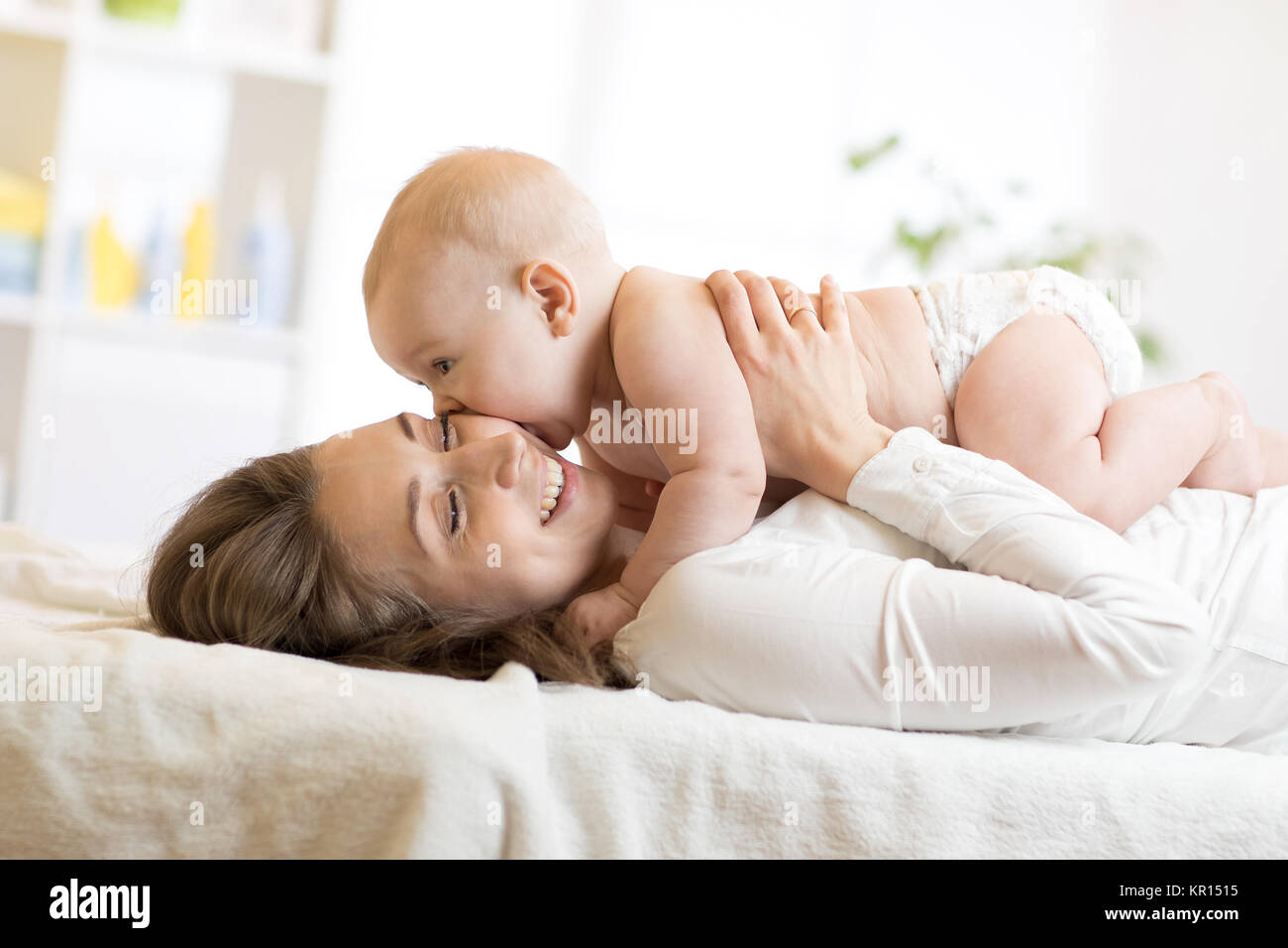 Adorable baby baciare sua madre Foto Stock