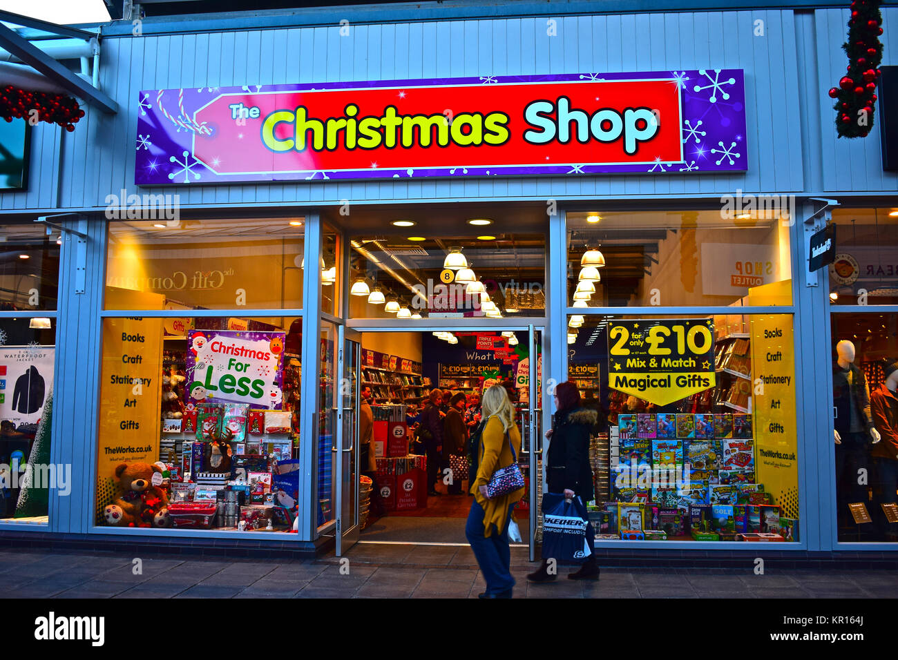 Shop di Natale si trova a McArthurGlen Designer Outlet a Bridgend, S.Galles. Foto Stock