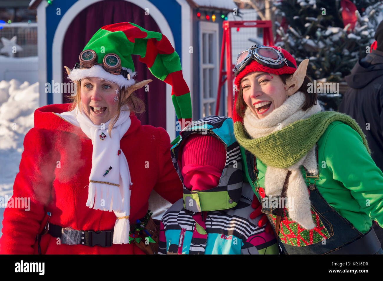 Montreal, Canada - 16 dicembre 2017: due elfi di Natale in posa con un bambino al 'Natale nel parco' festival Foto Stock