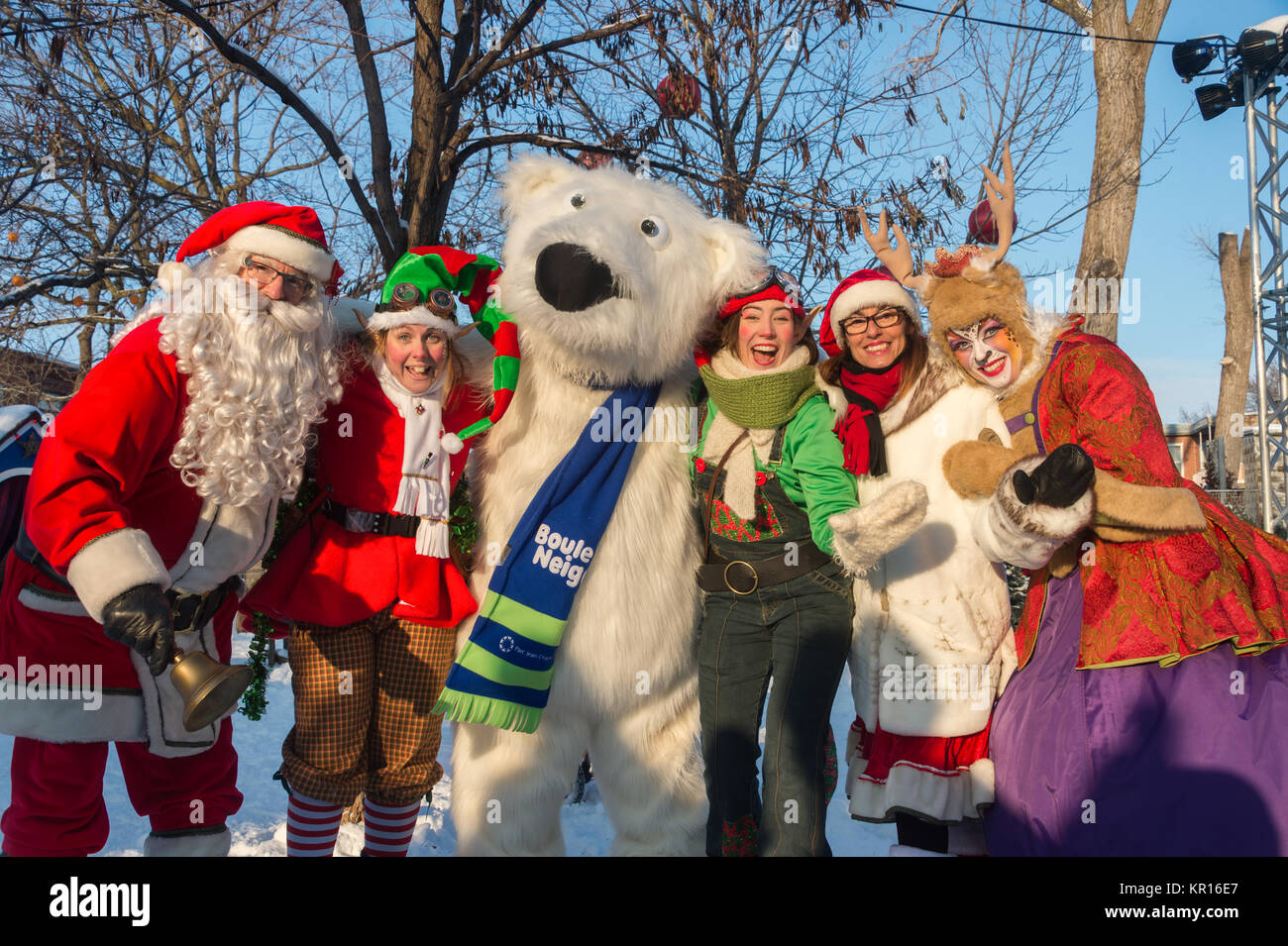 Montreal, Canada - 16 dicembre 2017: Babbo Natale, elfi e amici in posa per la fotocamera al 'Natale nel parco' festival Foto Stock