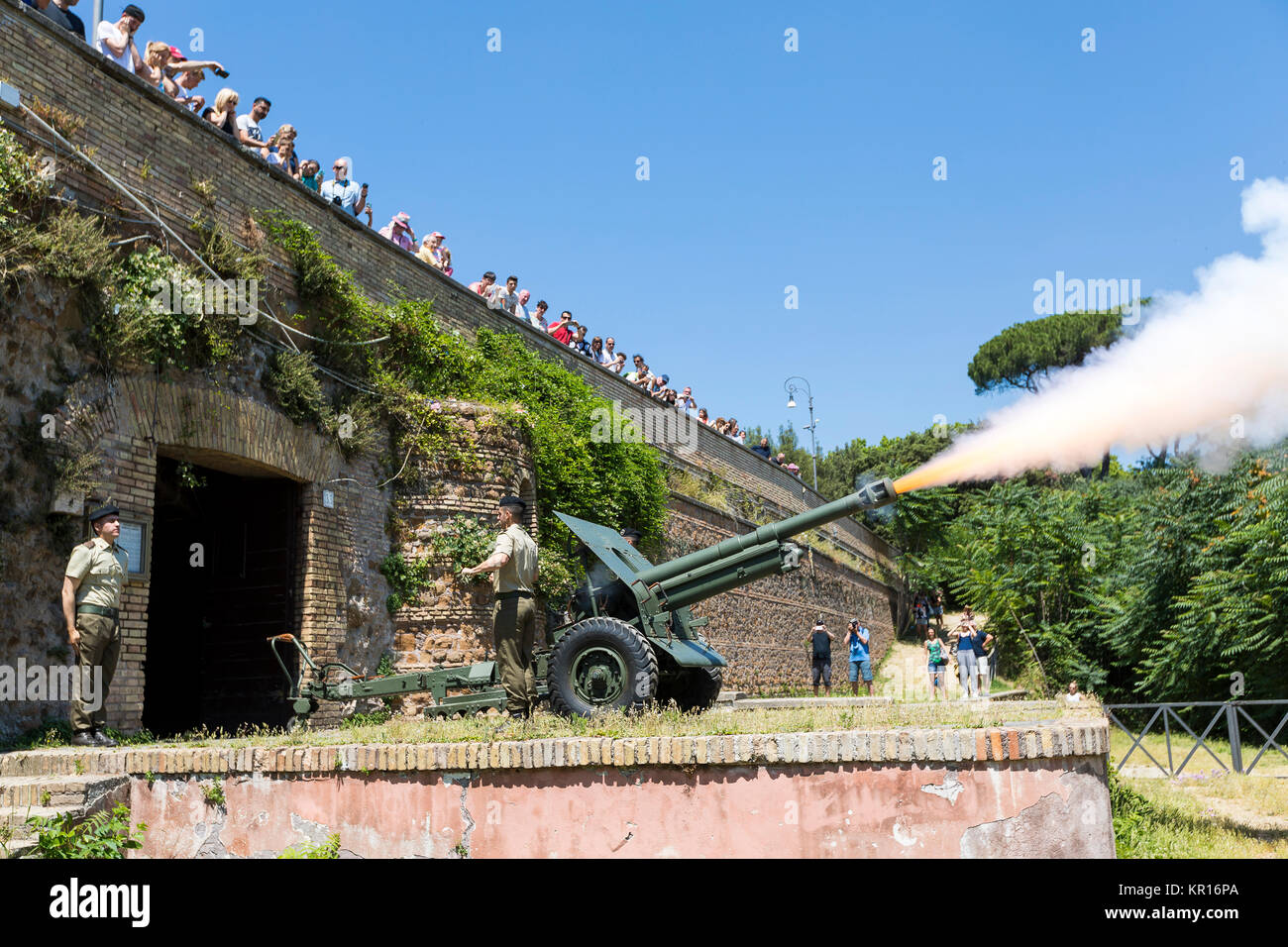 Italiano esercito militare sparando un canonico dal colle del Gianicolo. Roma, Italia Foto Stock